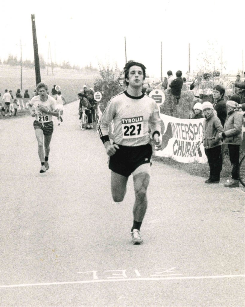 1985 - Jauerlinger Berglauf, Zielsprint von Hans Plasch (1. M40)